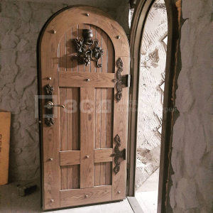 Арочная дверь под старину с кованными художественными элементами - фото
