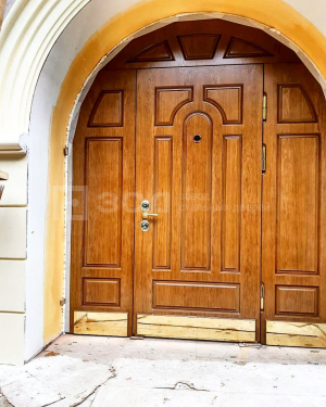 Усиленная дверь из лиственницы с полукруглой вставкой  - фото