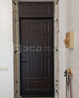 Входная дверь с верхней фрамугой в квартиру орех - фото