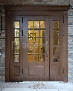 Широкая дверь из массива со стеклом в частный дом - фото