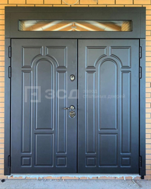 Тёплая эксклюзивная большая дверь тёмного цвета - фото